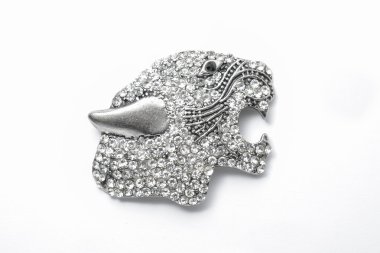 beyaz izole leopar broş