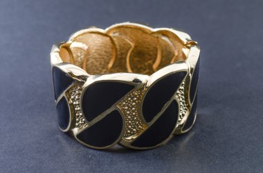 siyah üzerine izole bilezik