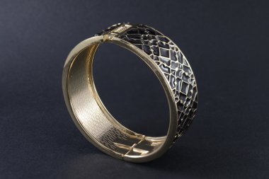 siyah üzerine izole bilezik