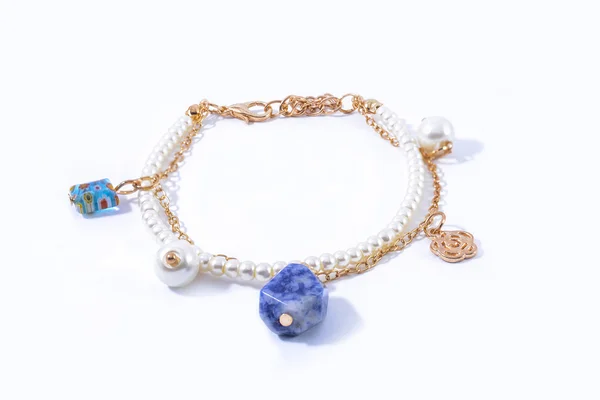 Pulsera con perlas y colgantes aislados en blanco — Foto de Stock