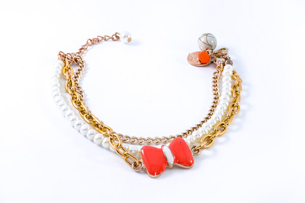 Bracelet avec perles et pendentifs isolés sur blanc — Photo