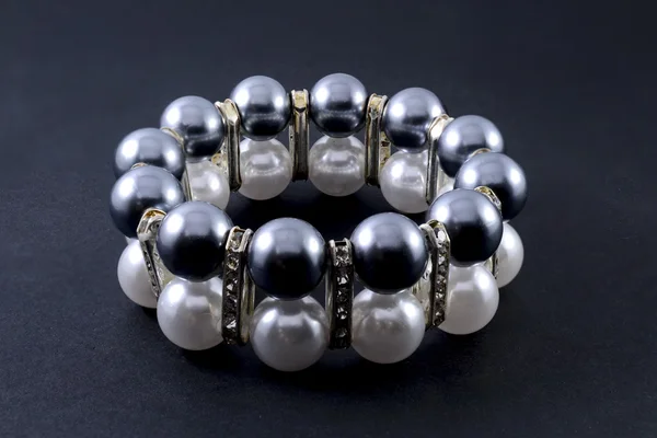 Pulsera con perlas aisladas en negro —  Fotos de Stock