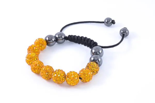 Pulseira Shamballa amarelo sobre um fundo branco — Fotografia de Stock