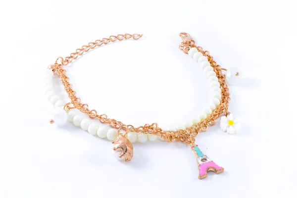 Bracelet avec perles et pendentifs isolés sur blanc — Photo