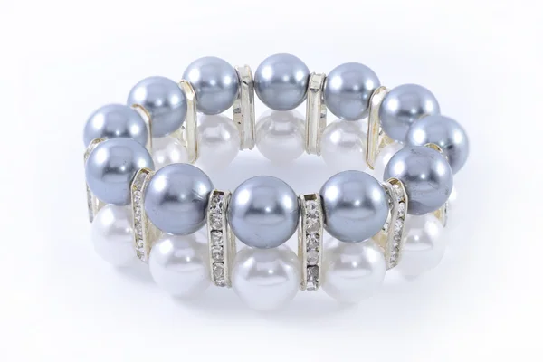 Bracelet avec perles isolées sur blanc — Photo