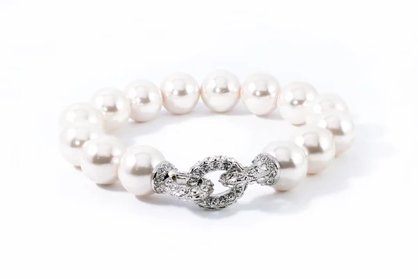 Bracelet de perles isolées sur blanc — Photo