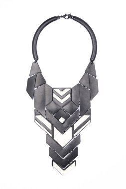 demir kolye alışılmadık şekli üzerinde beyaz izole