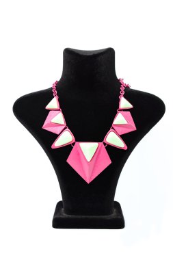 pembe kolye alışılmadık şekli üzerinde beyaz izole bir manken üzerinde