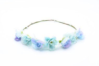 Mavi çiçekli beyaz izole çelenk