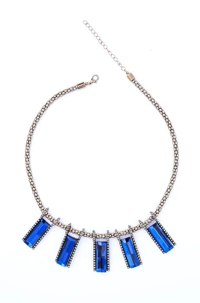 Zilveren halsketting met blauwe stenen geïsoleerd op wit — Stockfoto