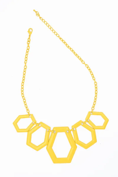 Желтое геометрическое ожерелье изолировано на белом — стоковое фото