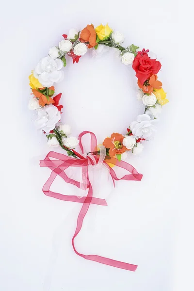 Corona con flores de colores aisladas en blanco — Foto de Stock