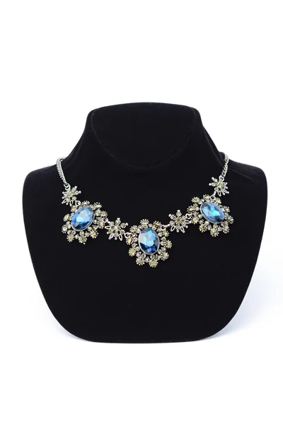 Vintage náhrdelník s modrými kameny na manekýnka — Stock fotografie
