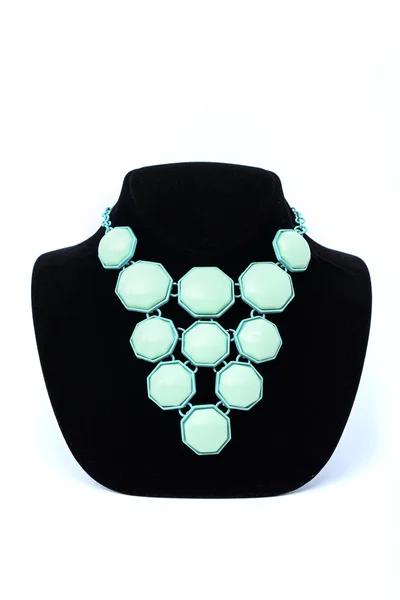 Collar con piedras azules en un maniquí aislado en blanco — Foto de Stock