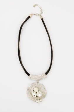 beyaz zemin üzerine Pırlantalı kolye