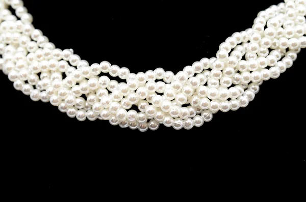 Halsband av pärlor isolerade på svart — Stockfoto