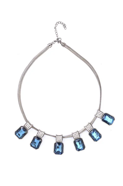 Ожерелье с голубыми камнями, изолированными на белом — стоковое фото