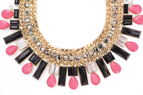 Золотое ожерелье с розовыми камнями на белом фоне — стоковое фото