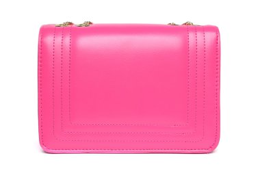 Beyaz zemin üzerinde altın bir zincir ile pembe bayan çanta