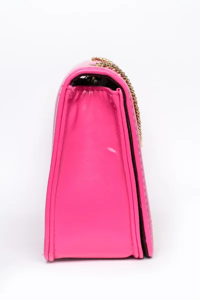 Pink lady's tas met een gouden ketting op een witte achtergrond — Stockfoto