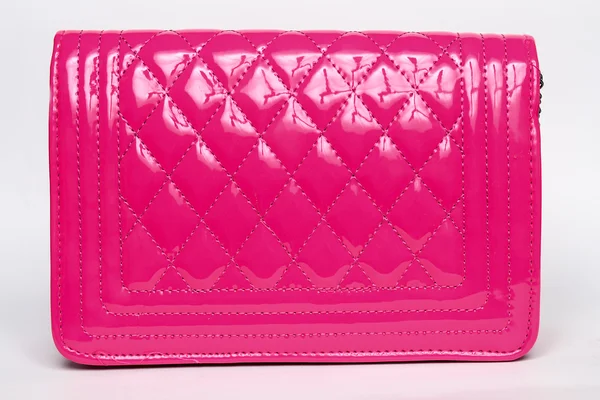 Pink lady's zak met zwarte ketting op een witte achtergrond — Stockfoto