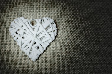 hasır kalp siyah bir zemin üzerine