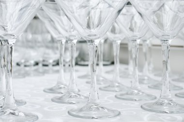 Tablo üzerinde martini gözlük