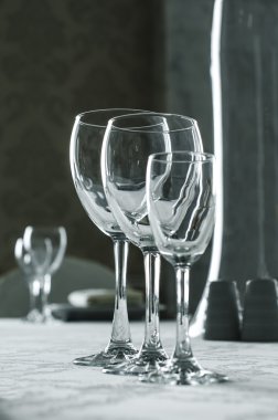 Üç boş şarap kadehi