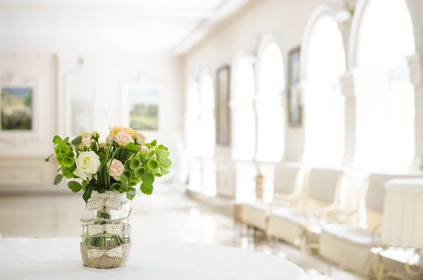 Bouquet in a vase and interior — Stock Photo, Image