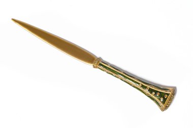 Bıçak üzerinde beyaz izole zarflar için