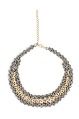 Beyaz zincirle izole edilmiş kolye