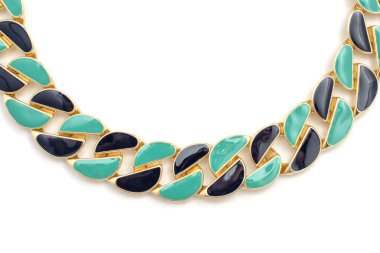 renkli kolye üzerinde beyaz izole