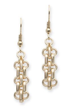 Altın küpe zinciri üzerinde beyaz izole