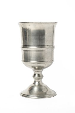Beyaz arka plan üzerinde izole metal kadehi