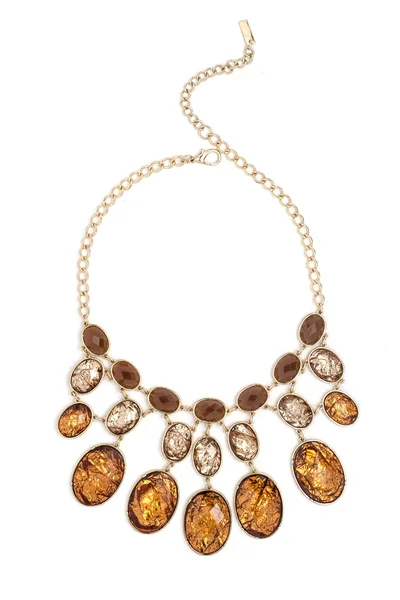 Золотое ожерелье с драгоценными камнями изолированы на белом — стоковое фото