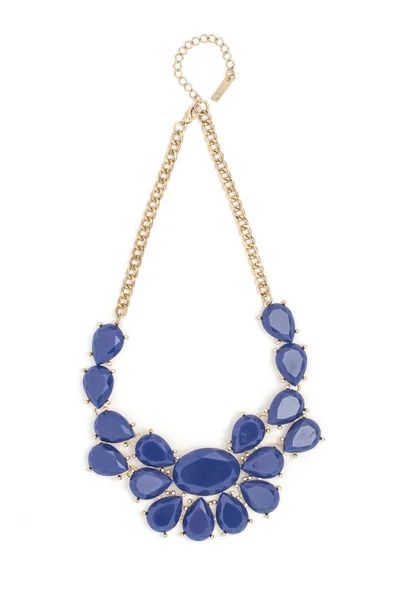 Золотое ожерелье с голубыми камнями, изолированными на белом — стоковое фото