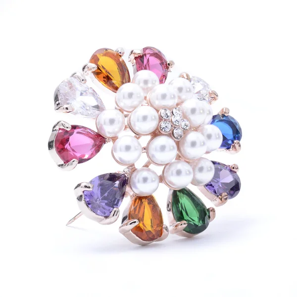 Broche redondo con piedras de colores aisladas en blanco — Foto de Stock