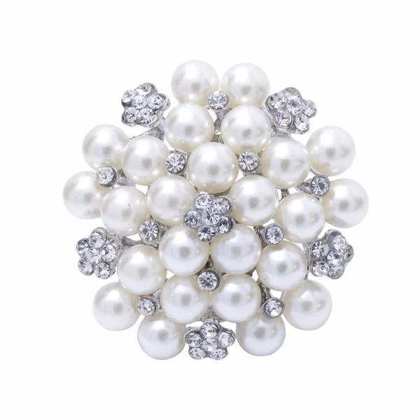 Spilla rotonda con perle isolate su bianco — Foto Stock