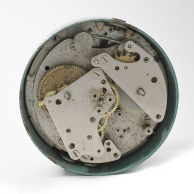 Saat mekanizması üzerinde beyaz izole