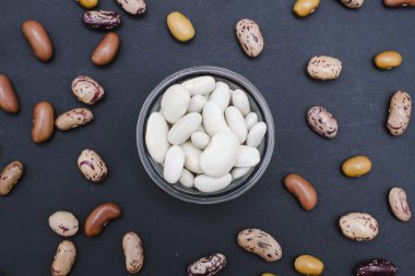 siyah arka plan üzerine beyaz fasulye