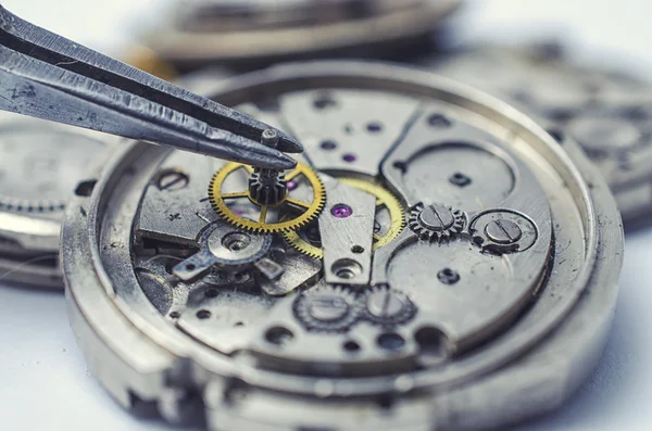 Pinzety a demontované mechanické hodinky — Stock fotografie