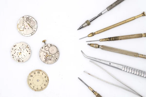 Horlogemaker tools op wit wordt geïsoleerd — Stockfoto