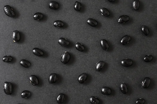 Frijoles negros sobre fondo negro —  Fotos de Stock