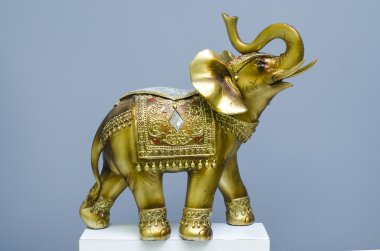 bir filin altın heykeli