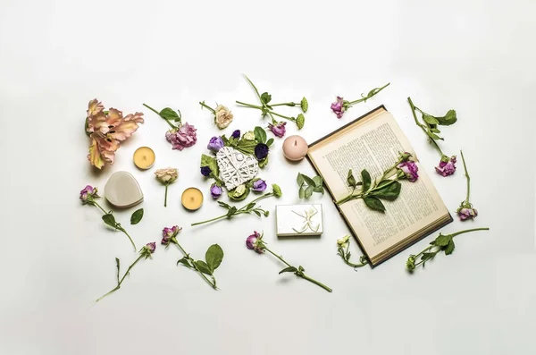 Stilleven met het boek en de bloemen — Stockfoto