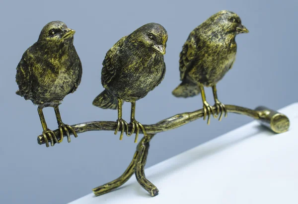 Kuşlar dal ile heykelcik — Stok fotoğraf