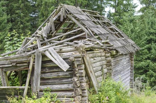 Verlaten huis in het bos — Stockfoto