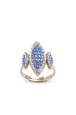 Beyaz bir arka plan üzerinde İncili gümüş yüzük