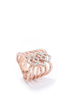 beyaz zemin üzerinde bir süsleme ile altın yüzük