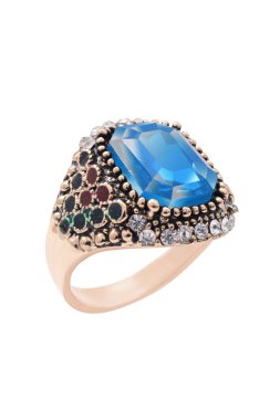 beyaz zemin üzerinde mavi taşlı altın yüzük